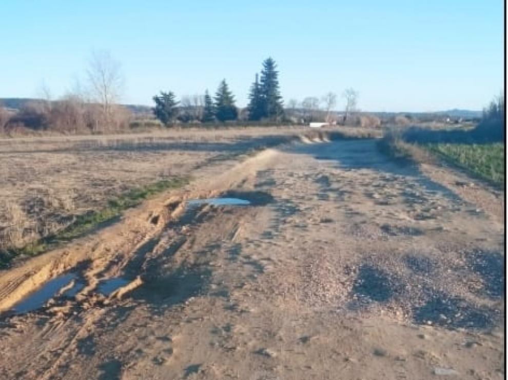 Estado actual del camino de La Almunia, en el que hay socavones y zonas erosionadas.