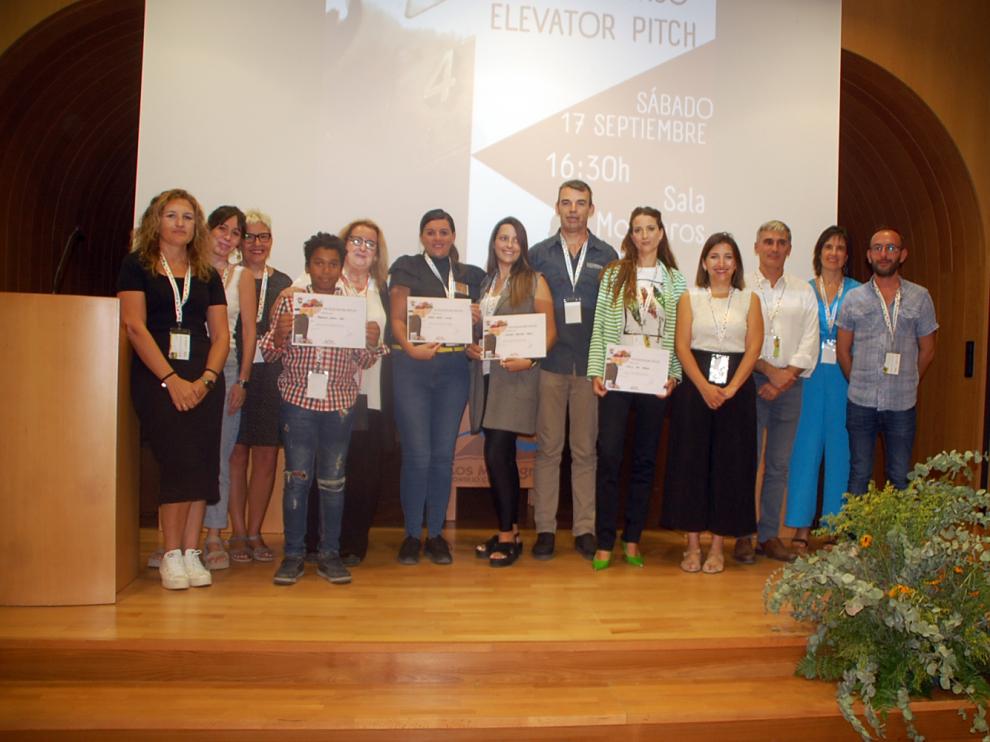 Foto de familia de premiados y organizadores del concurso Elevator Pitch.
