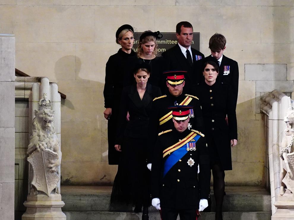 Los ocho nietos de la reina Isabel II durante el velatorio.