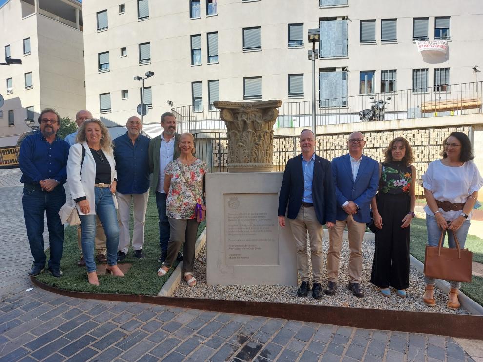 Acto de inauguración de la réplica del capitel corintio de la plaza Peligros.