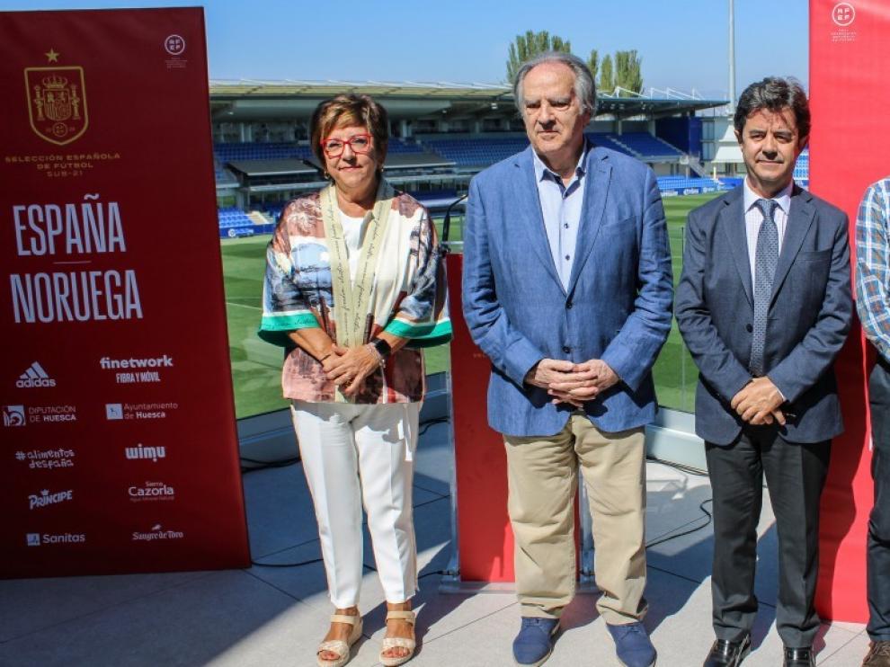 Elisa Sancho, Óscar Fle, Luis Felipe y Sergio Gracia, durante el acto de presentación en El Alcoraz.
