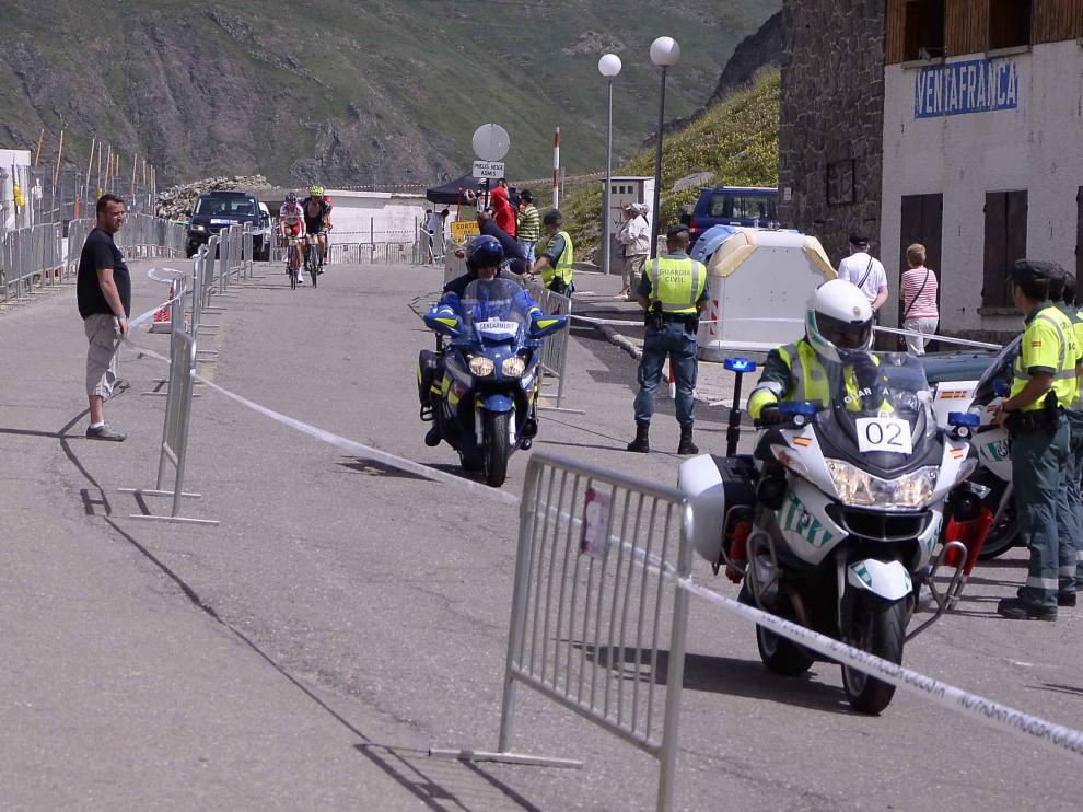 Agentes de la Guardia Civil y la Gendarmería en una anterior edición de la marcha cicloturista.