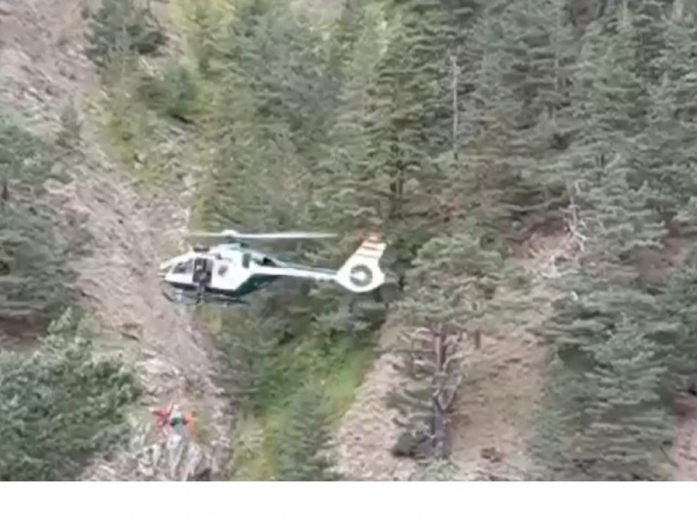 Momento en el que el cazador fallecido es izado por el helicóptero.