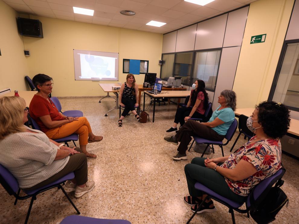 Un grupo de mujeres, de diferentes edades, participa en el taller.
