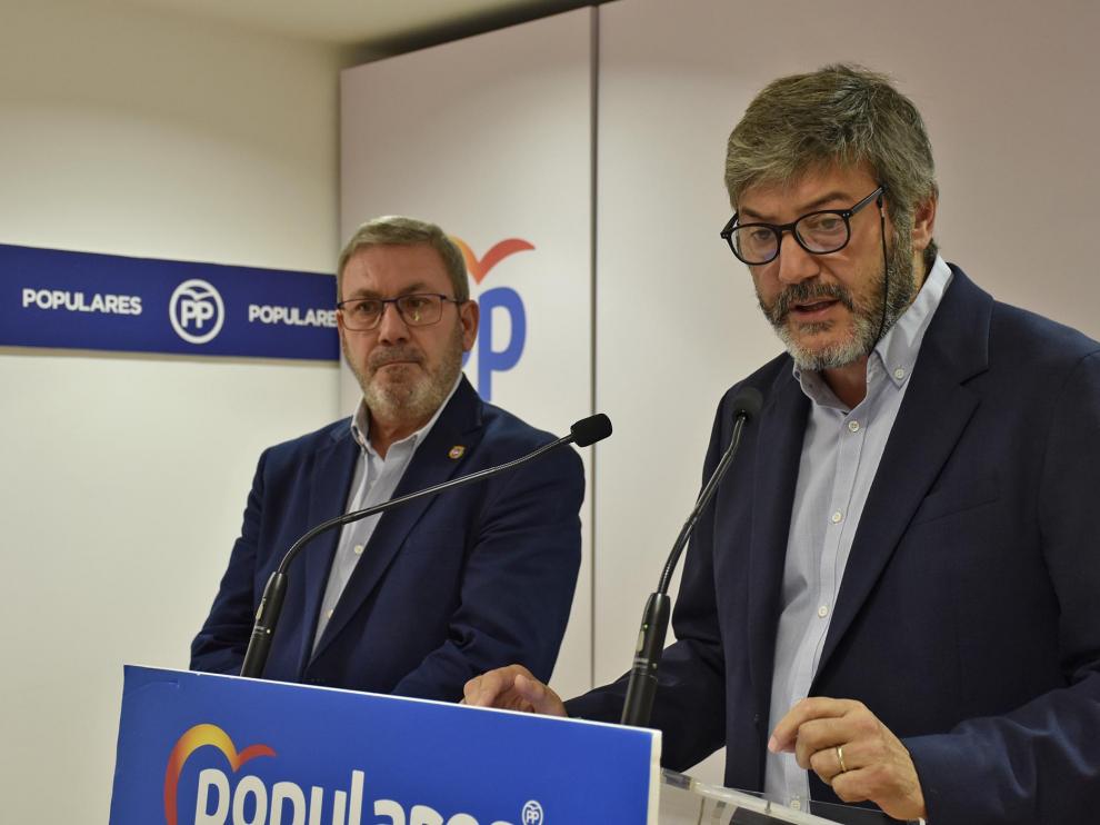Gerardo Oliván, portavoz municipal del PP, junto al concejal José Miguel Veintemilla.