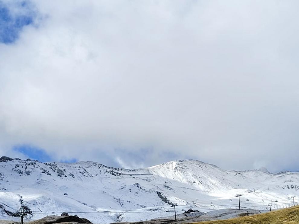 Nieve en la estación de Aramón Formigal, este viernes.