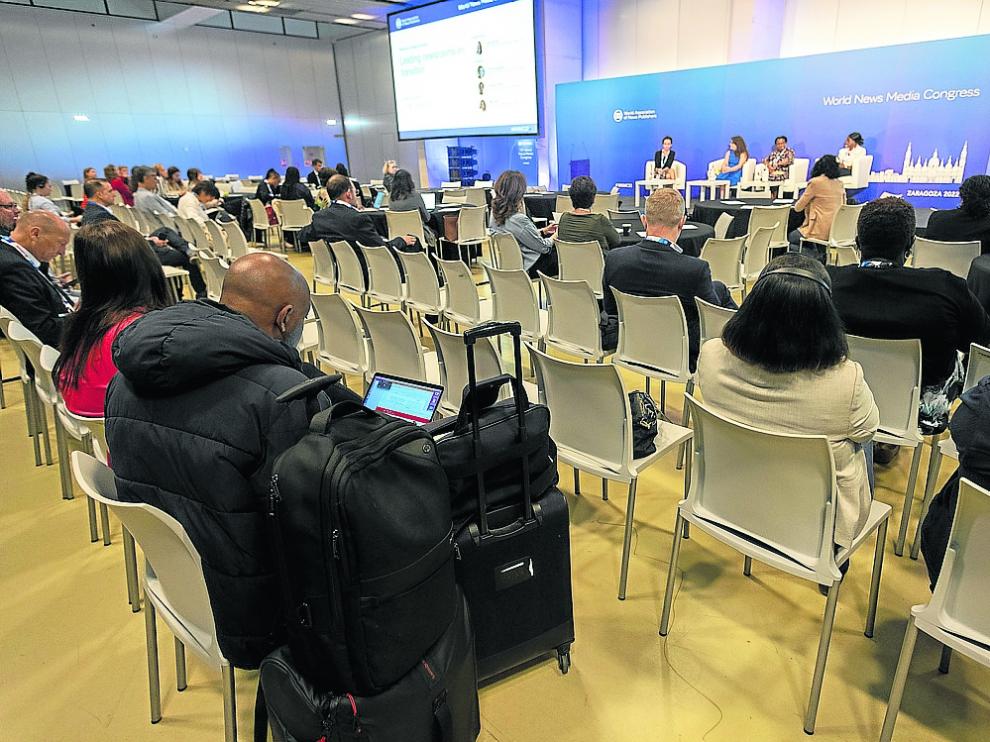 Las últimas mesas de trabajo contaron con asistentes que las siguieron apurando su horario, incluso con maleta al lado.