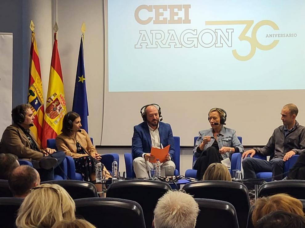 Marta Gastón junto a Celia García y empresas participantes en el acto del 30º aniversario.