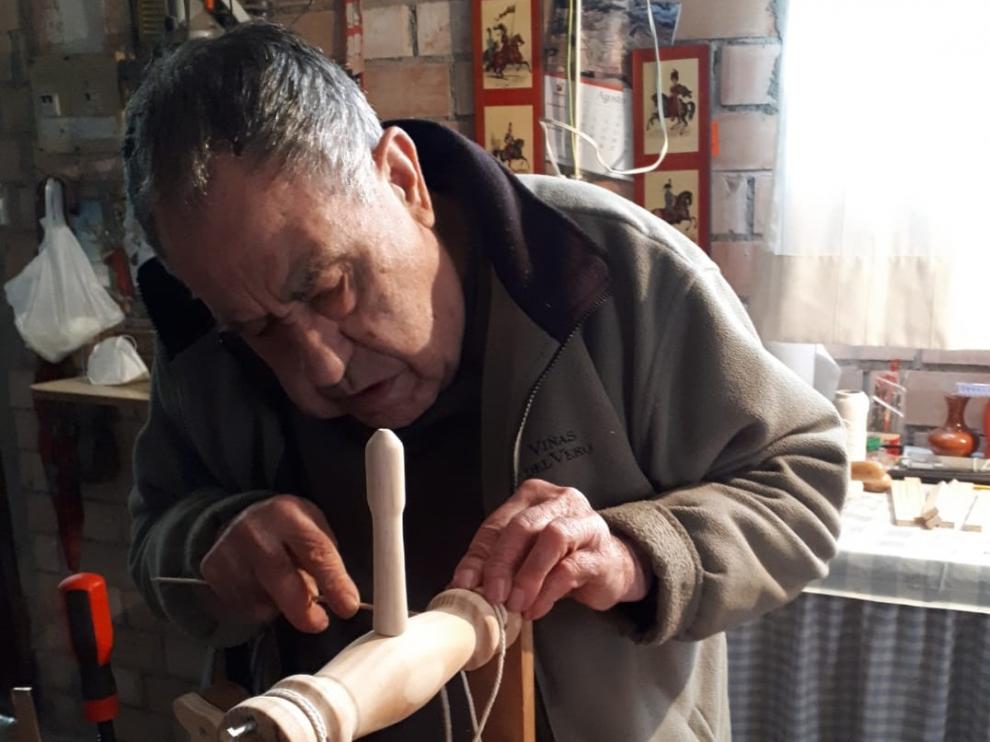 José Noguero ha hecho dos telares manuales para cintas.