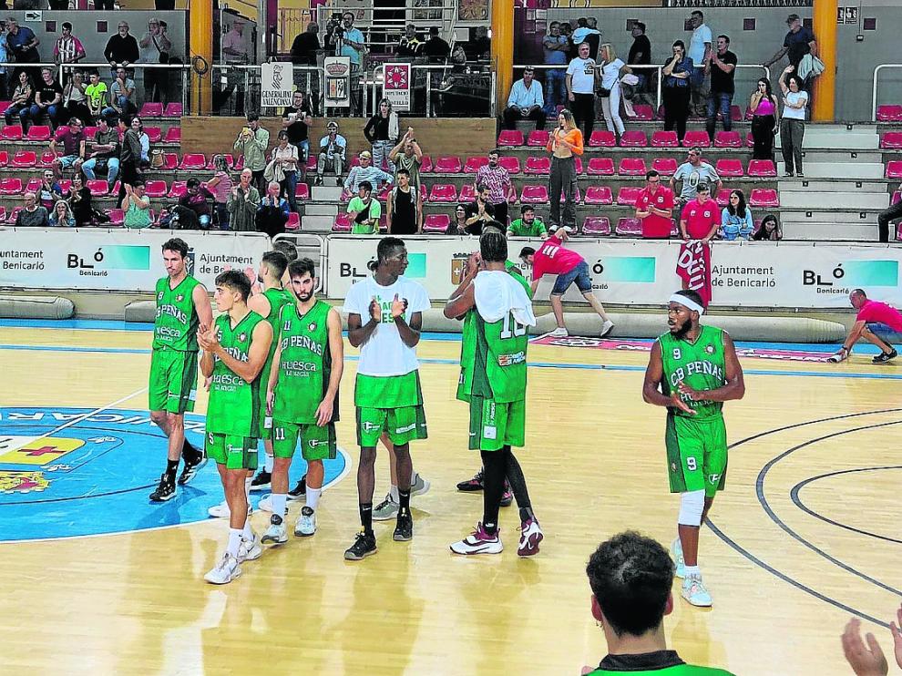 Los jugadores peñistas saludan al término del partido jugado en Benicarló.