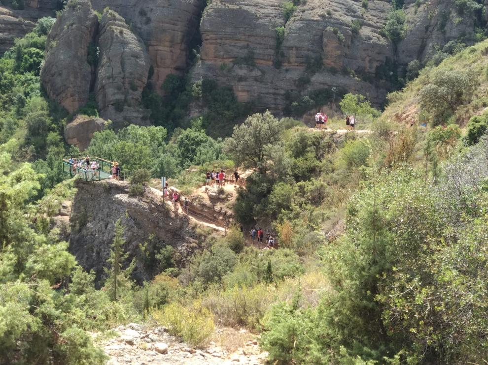 Senderistas disfrutan de un tramo de las rutas de las pasarelas de Alquézar.