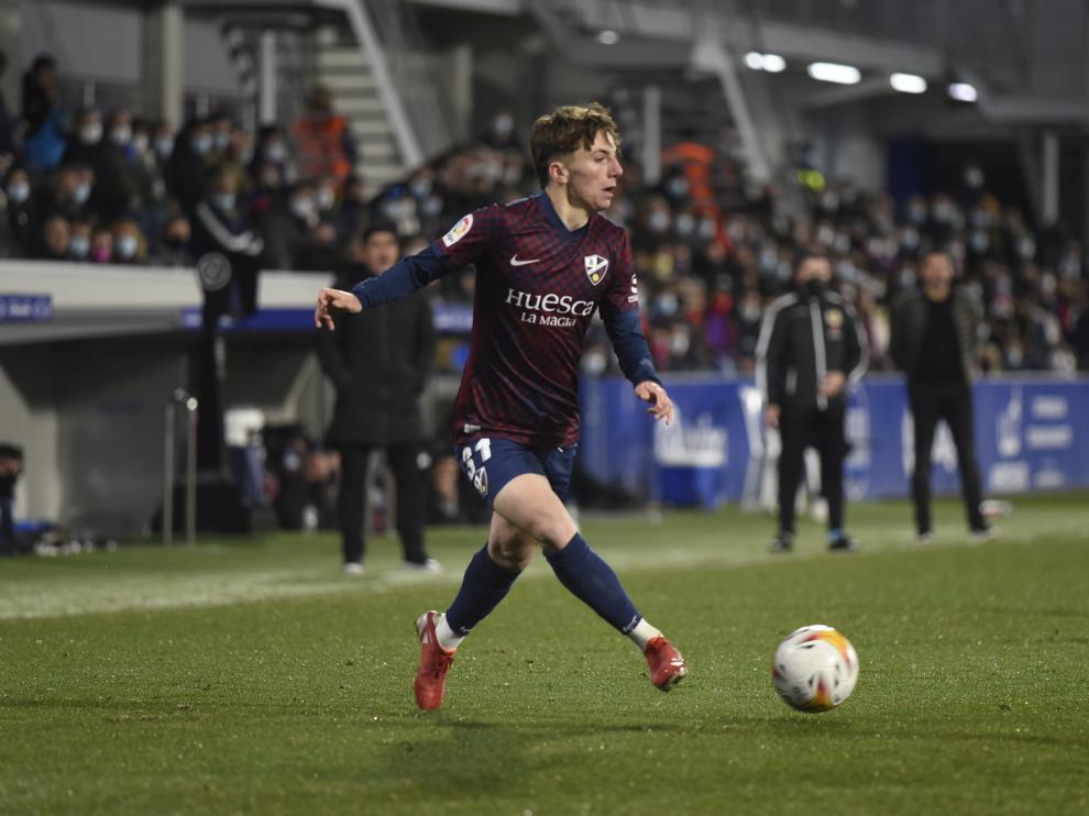 Manu Rico conduce el balón en el partido ante el Girona de la temporada pasada en El Alcoraz.