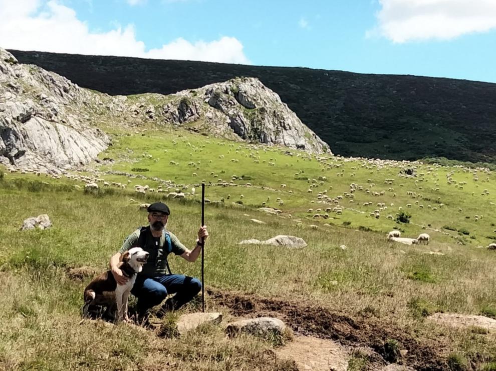 Antón Solís, con su perro, apacienta en el ganado en la montaña tras asistir a la escuela de pastores La Estiva.