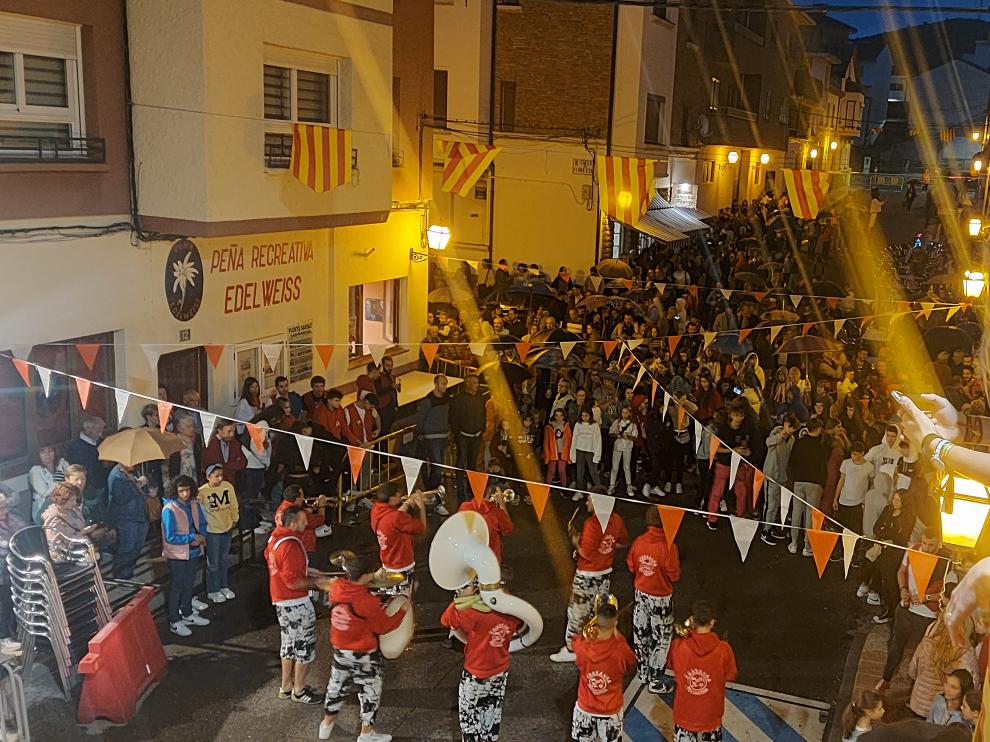 Muchos vecinos acudieron al lanzamiento del cohete como inicio de las fiestas del barrio de Puente sardas de Sabiñánigo que amenizó la charanga Pintakoda.