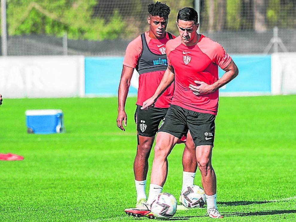Rubén Pulido y Kevin Carlos, durante el entrenamiento de este jueves en el Pirámide.