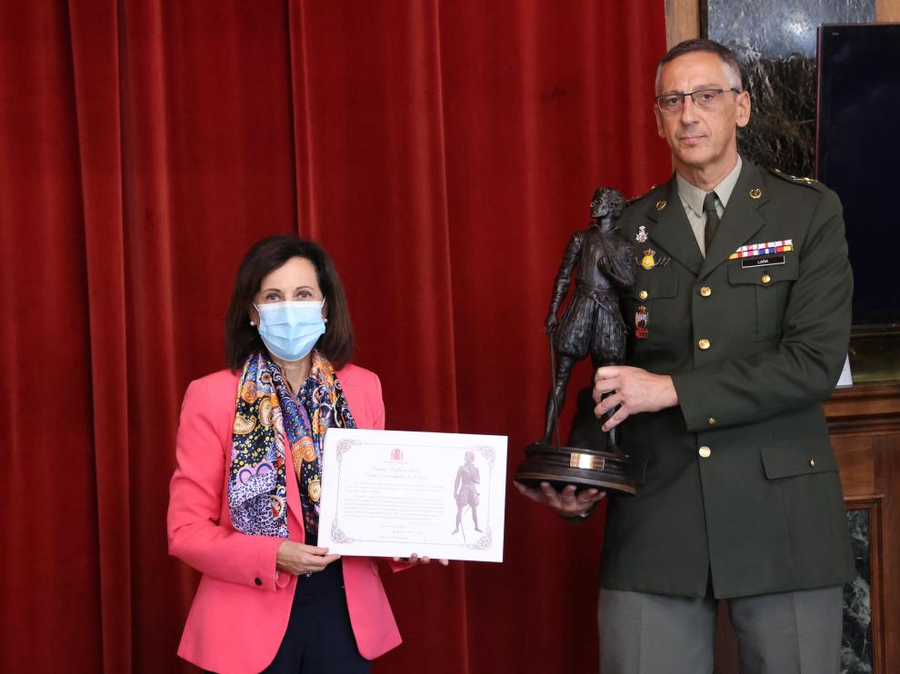 Margarita Robles, ministra de Defensa, junto al general Juan Antonio Lara al que ha hecho entrega del Premio Extraordinario de Defensa.