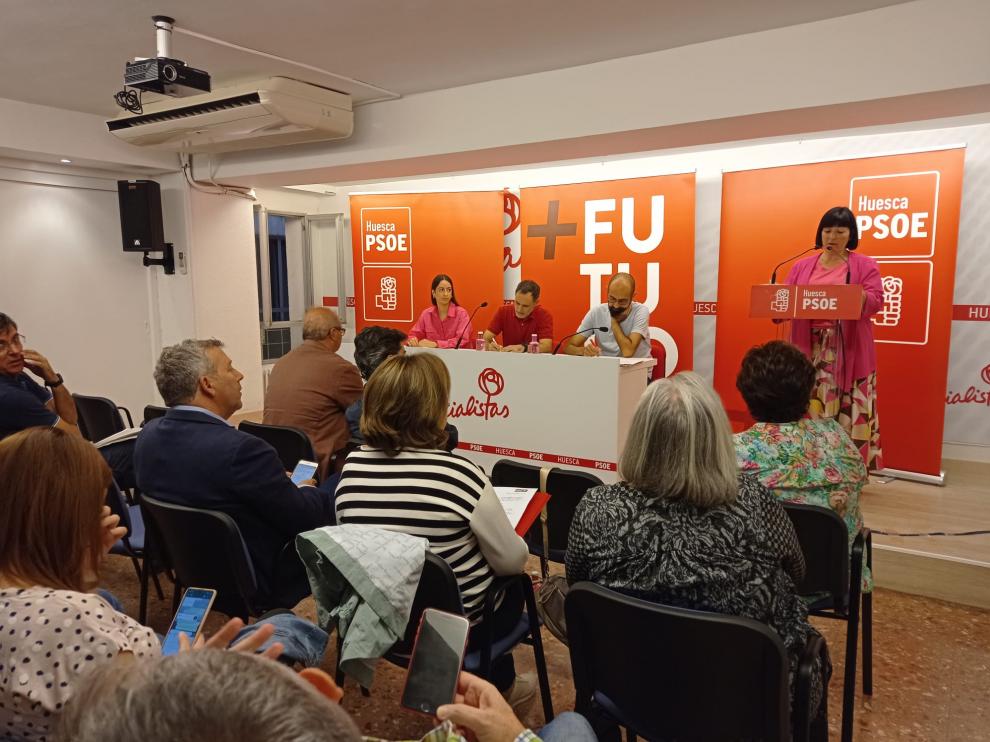 Asistentes a la Asamblea Local de Huesca celebrada este viernes en la sede del PSOE.