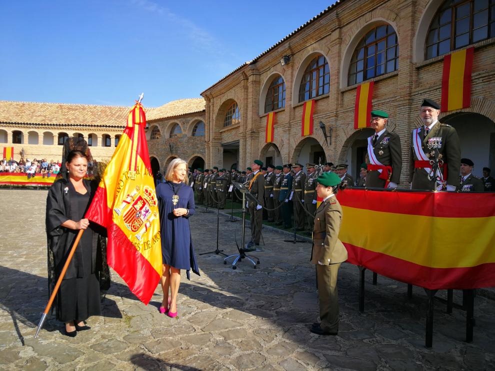 La marquesa y la representante de la Xunta, durante la entrega de la nueva enseña nacional.