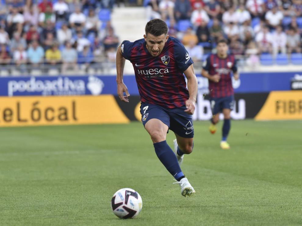 Uno de los jugadores del Huesca persigue el balón durante la primera parte del partido.
