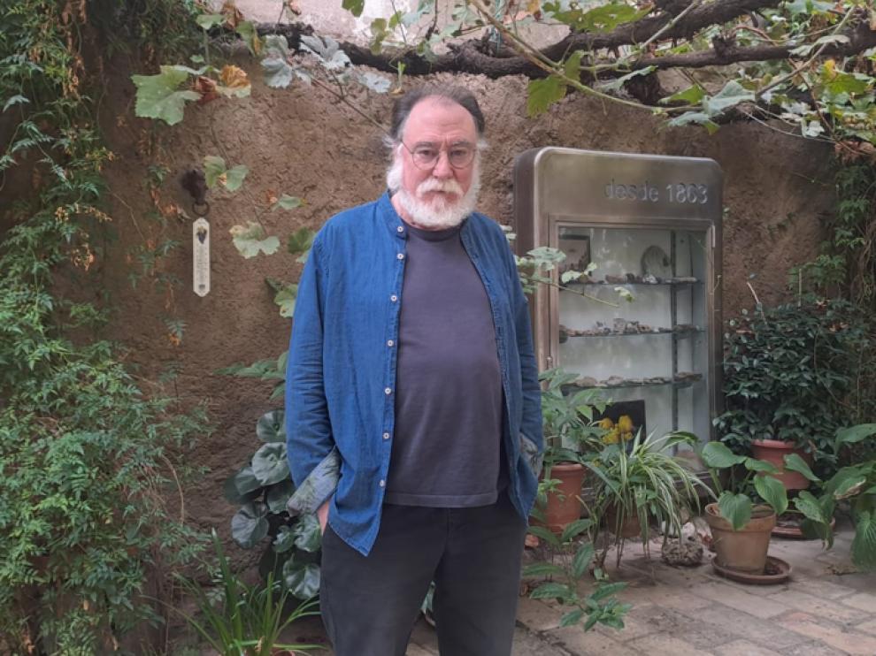 Francisco Gracia, en el patio de su casa en Huesca.