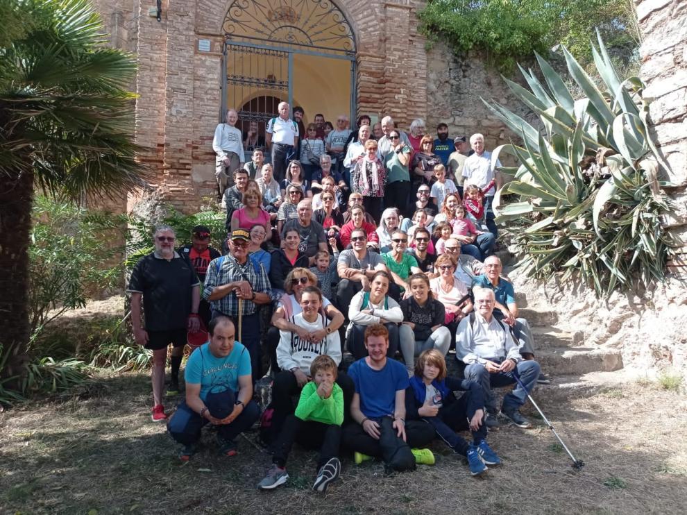 Habitantes de Colungo, tras realizar el camino, en su visita a la iglesia de Salinas de Hoz.