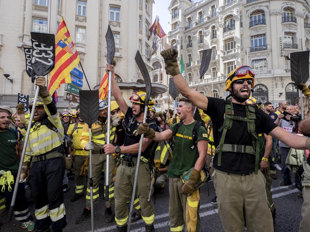 Sección de bomberos aragoneses este sábado durante la protesta en las calles de la capital.