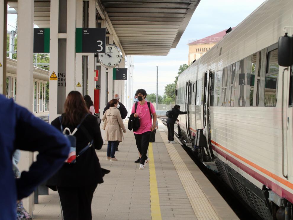 Viajeros en uno de los trenes de media distancia en la estación de trenes de Huesca.