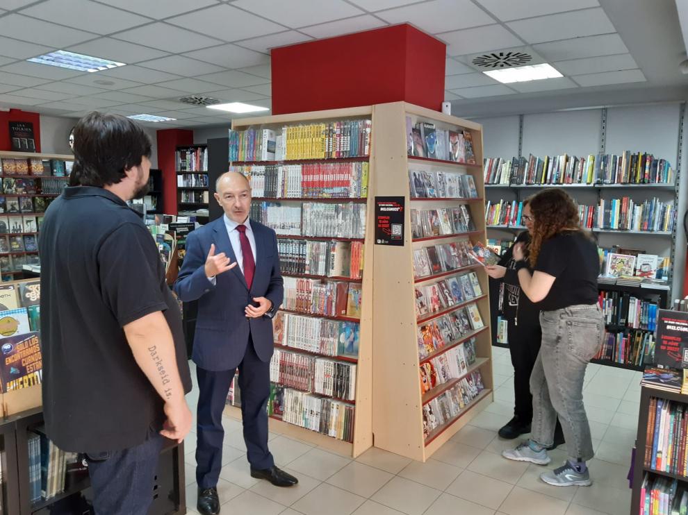 El subdelegado del Gobierno en Zaragoza, Fernando Beltrán, ha visitado la librería Mil Cómics en la capital aragonesa.