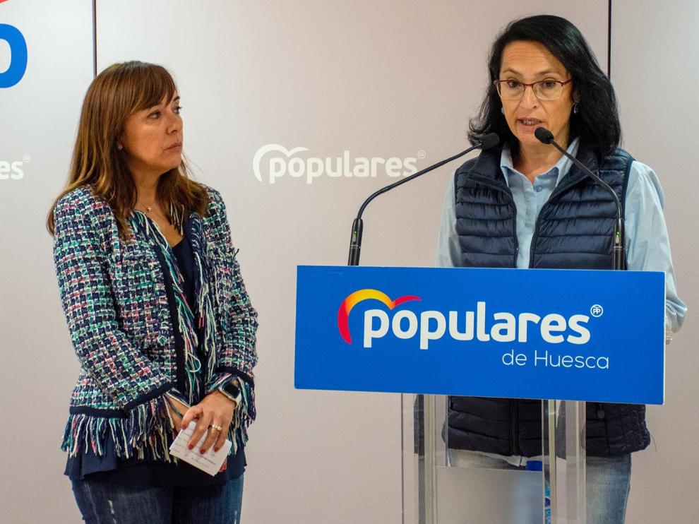 La portavoz del PP en el Ayuntamiento de Huesca Antonia Alcalá, junto a Gemma Allué, durante la presentación de sus propuestas para las Ordenanzas Fiscales de 2023.