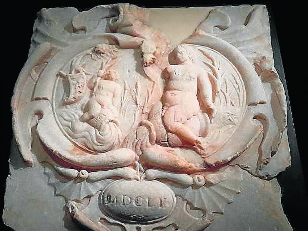 Fuente o lavamanos: Alegoría de los ríos Flumen e Isuela, relieve de la colección estable del Museo de Huesca.