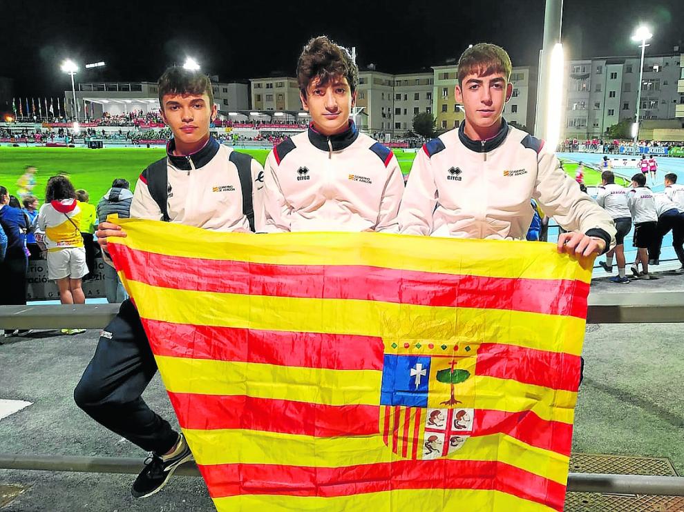 Los tres atletas del CA Fraga Bajo Cinca en el CESA de Pamplona.