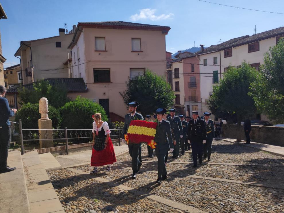 Acto de la procesión durante la celebración del Día del Pilar, ayer en la localidad de Graus.