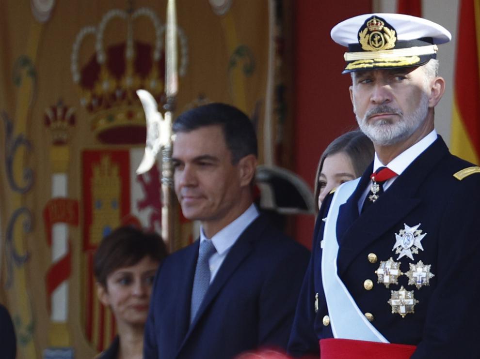 El presidente del Gobierno junto al rey en la tribuna durante del desfile de Día de la Fiesta Nacional.