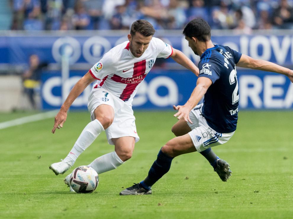 Gerard Valentín encara a un rival en el Carlos Tartiere.
