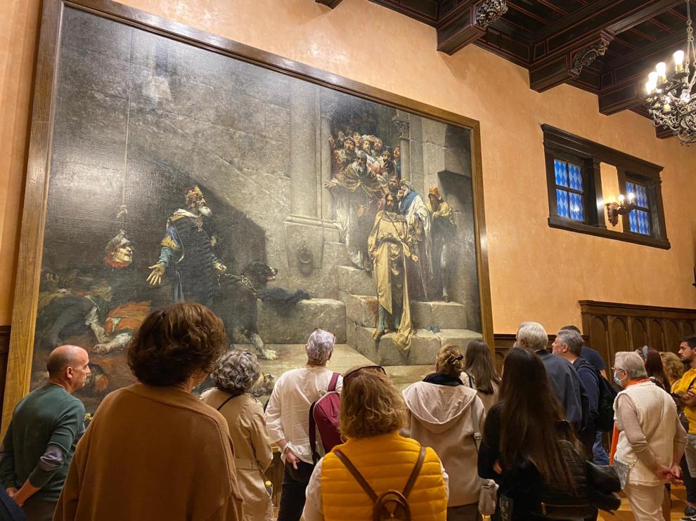 Los visitantes contemplaron el cuadro de la Campana de Huesca, en el Ayuntamiento.