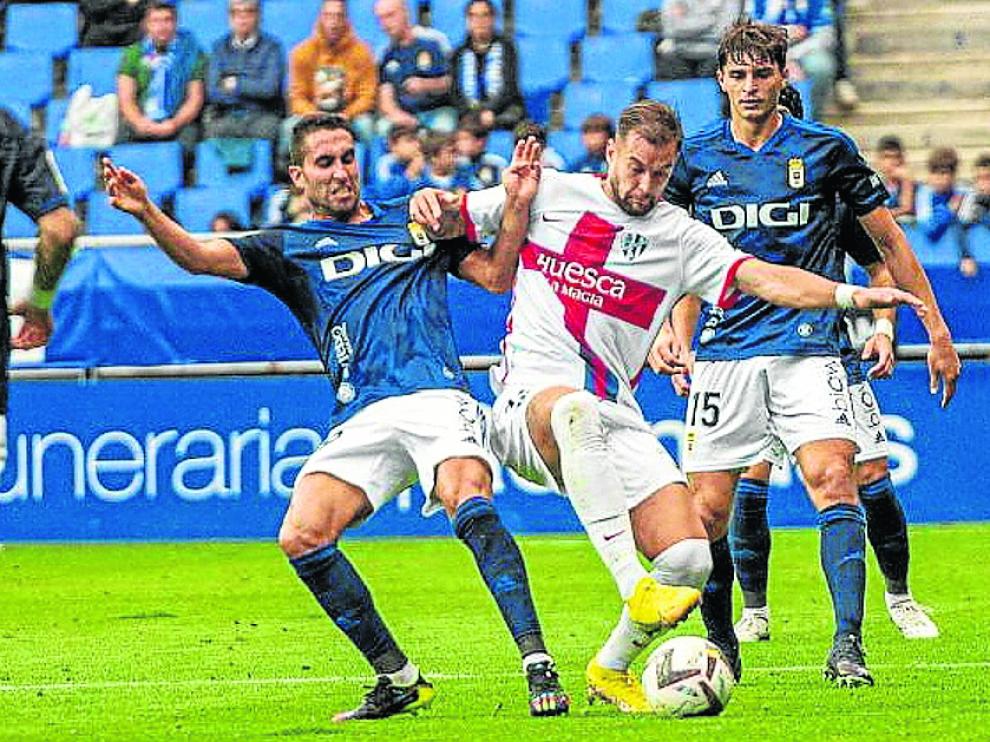 Carrillo lucha por un balón dentro del área asturiana.