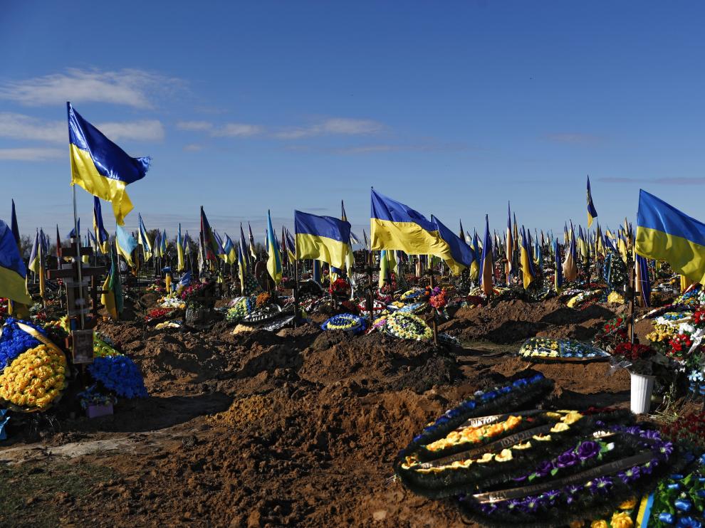 Banderas ucranianas en un cementerio de Kharkiv.