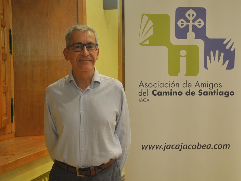 Carlos Garcés, en el Salón de Ciento del Ayuntamiento de Jaca, antes de ofrecer la conferencia.