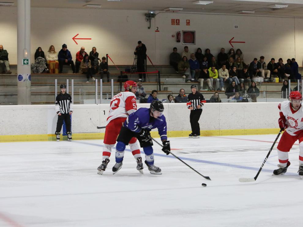 Partido entre el Kosner Club Hielo Huarte y el Club Hielo Jaca el fin de semana en la pista navarra.