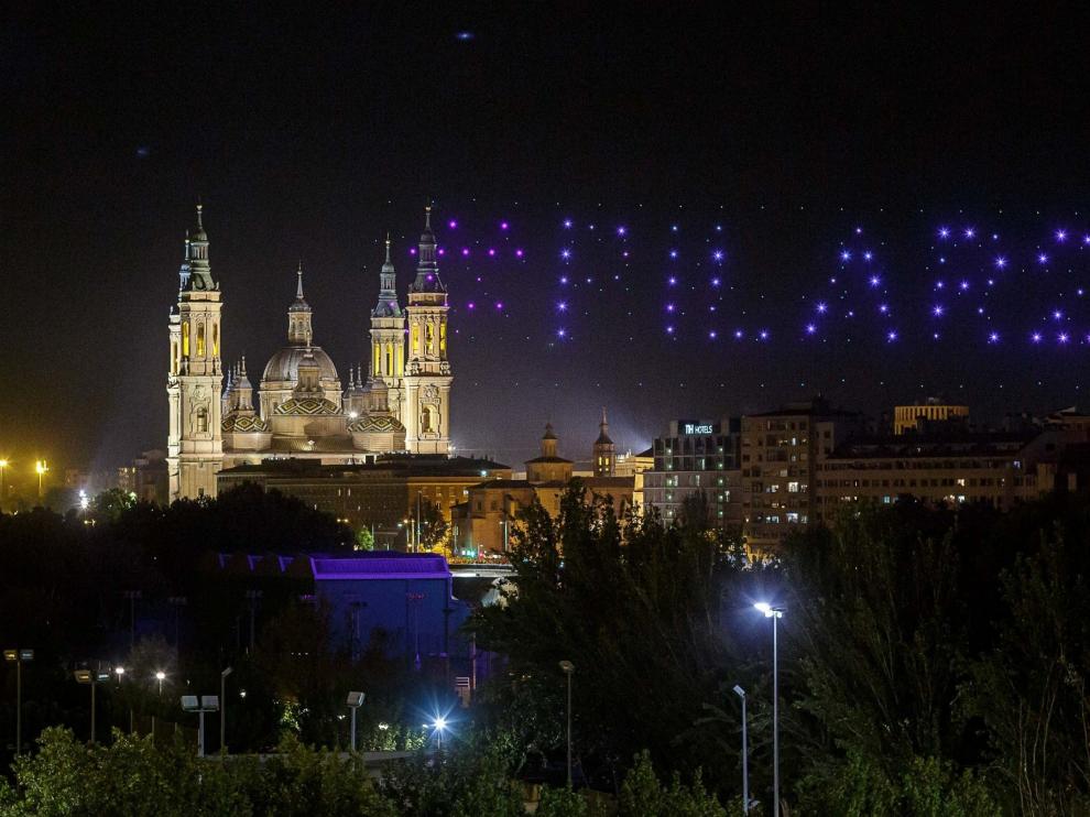 El espectáculo ‘Drone Light Show’ ha congregado en la noche del viernes en Zaragoza a 55.000 personas.