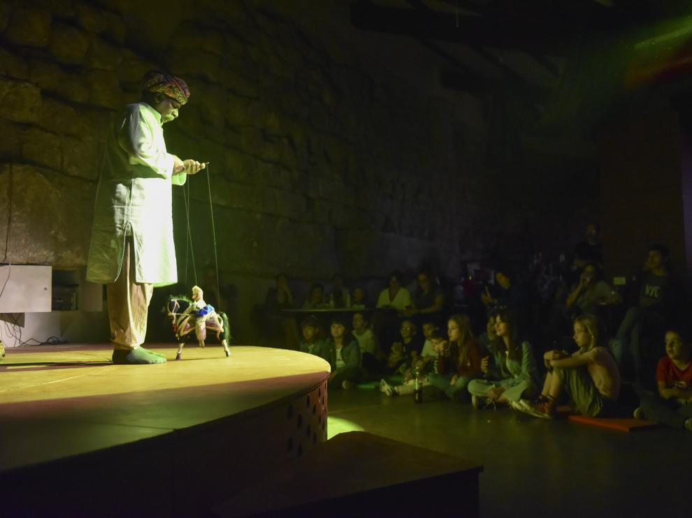 El titiritero indio Puran Bhatt impresionó al público en la Sala Genius de Huesca.