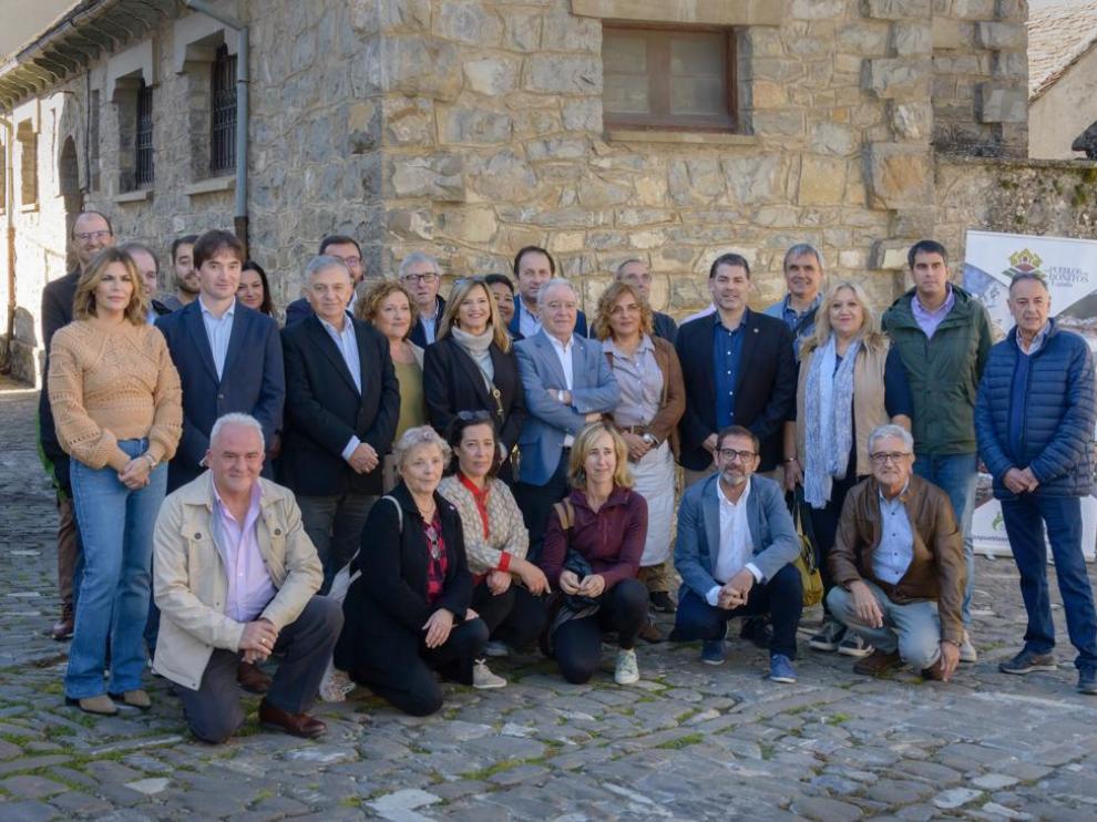 Foto de familia de los asistentes a la jornada de los pueblos más bonitos de España celebrada en Ansó.