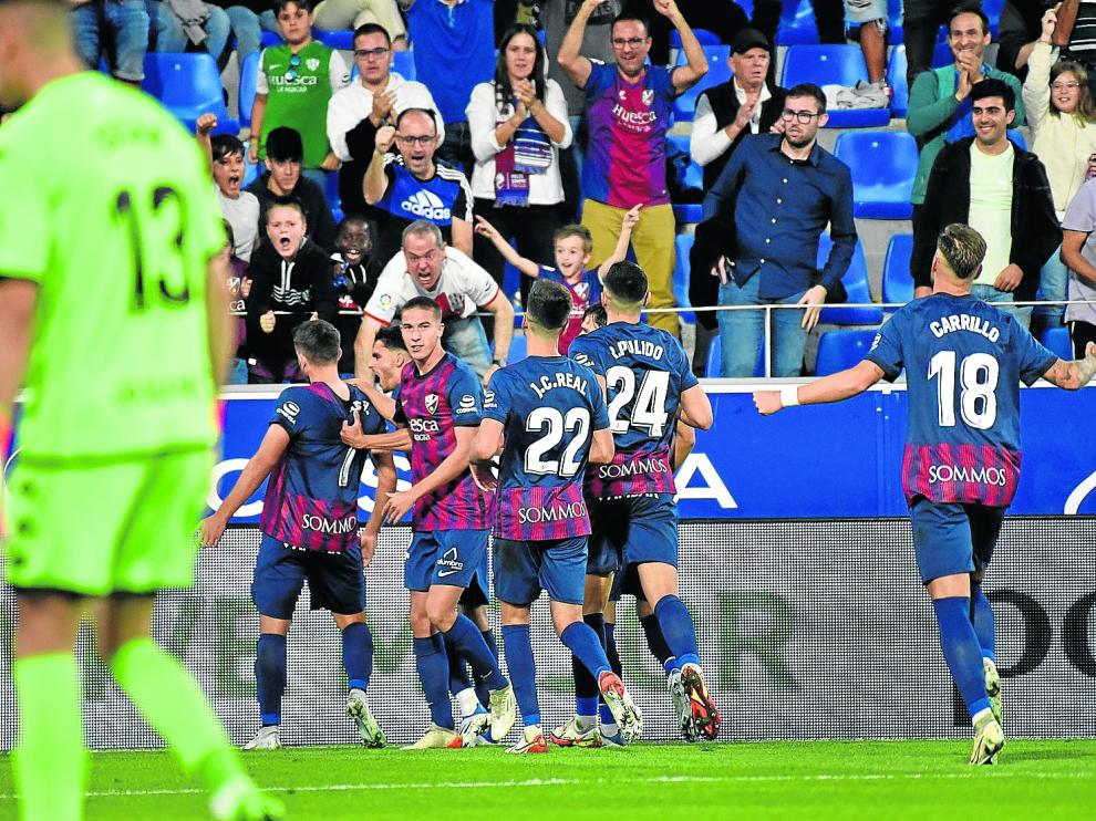 Los futbolistas de la SD Huesca celebran el tanto de Gerard Valentín ante el Lugo en El Alcoraz.