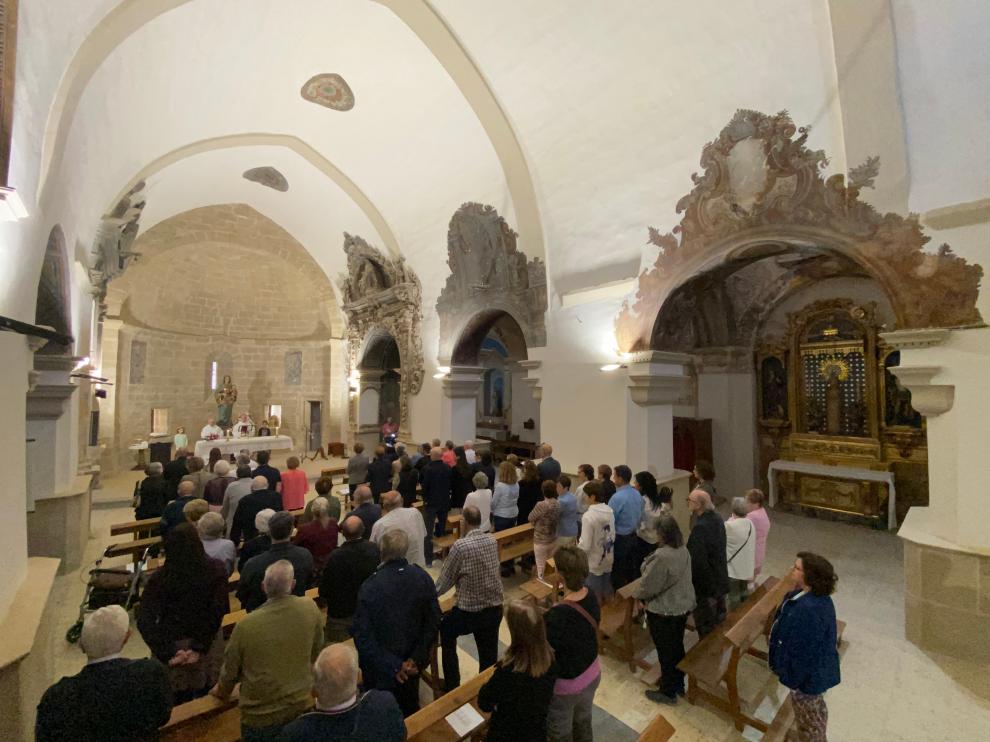 Aspecto de la iglesia renovada de Angüés, en la misa del domingo 9 de octubre.