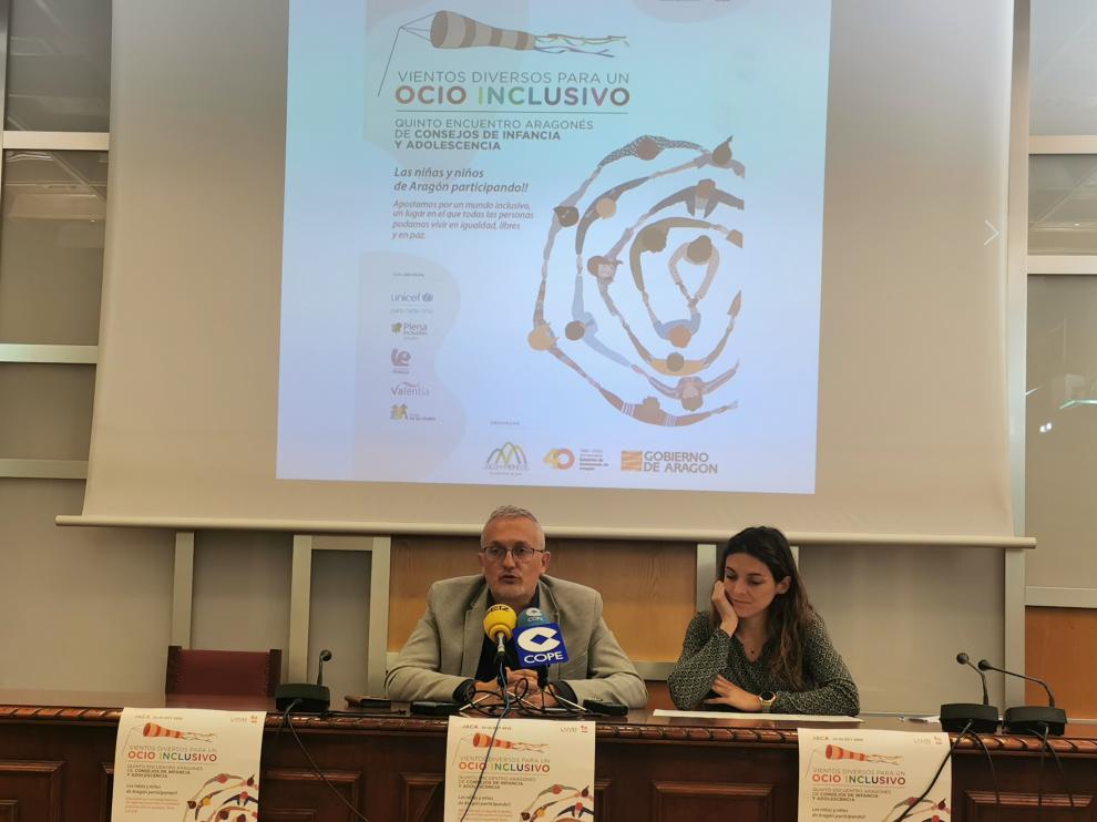 Juan Manuel Ramón y Laura Climente en la presentación del 5º Encuentro de Consejos Locales de Infancia y Adolescencia de Aragón.
