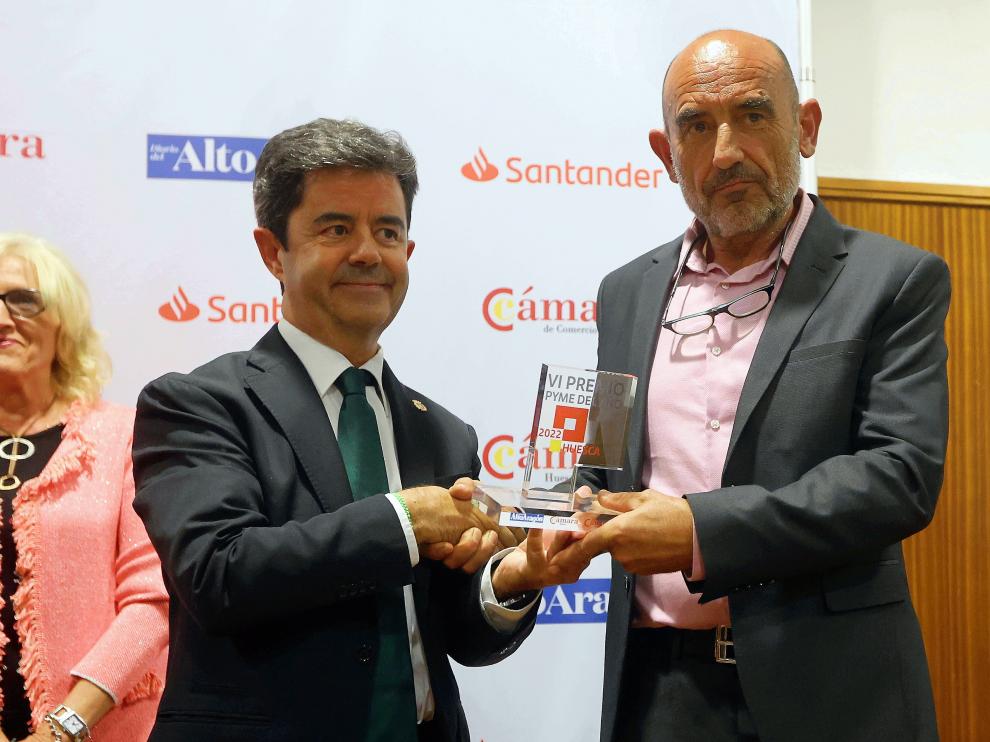 Luis Felipe entrega la distinción a Javier Orós, director general de OX-CTA S.L.