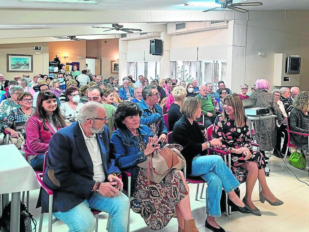 Asistentes a la celebración de los 45 años del Hogar de personas mayores de Sabiñánigo.