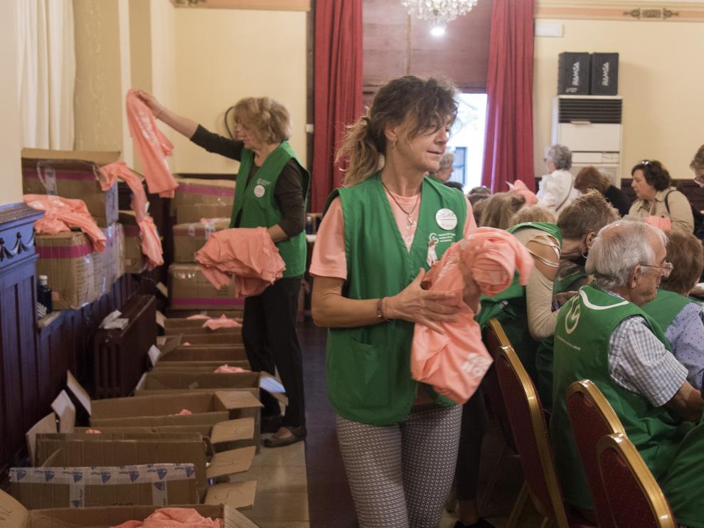 El Casino acogió ayer la entrega de dorsales para la VII Carrera contra el Cáncer de Huesca.