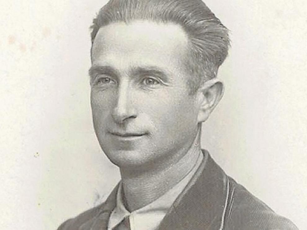 Alejandro Viñuales en un retrato de juventud.