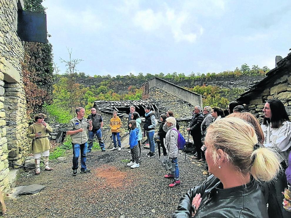 Un grupo de asistentes durante una de las visitas guiadas que ponen en valor el patrimonio y la historia.